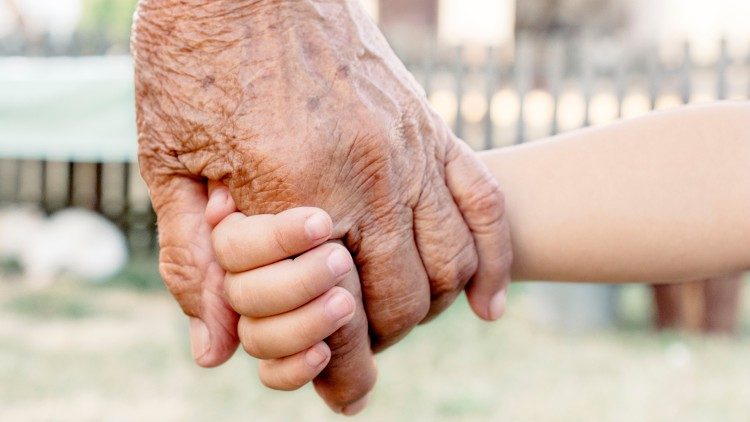 اليوم العالمي الرابع للأجداد والمسنين "لا تتركني في زمن شيخوختي"