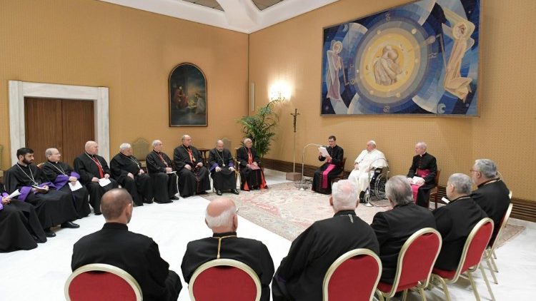 البابا فرنسيس يستقبل أعضاء سينودس الكنيسة البطريركية الأرمنية الكاثوليكية
