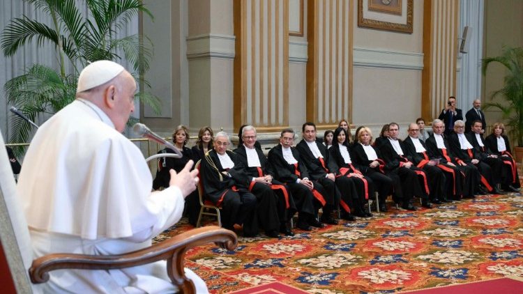 البابا فرنسيس يستقبل أعضاء محكمة دولة حاضرة الفاتيكان
