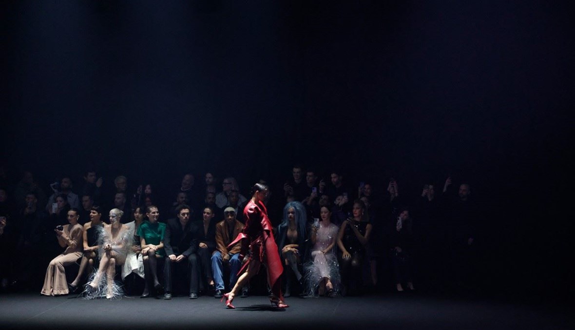 عرض مسرحيّ الطابع في باريس لتشكيلة "موغلر" من تصميم كايسي كادوالادر