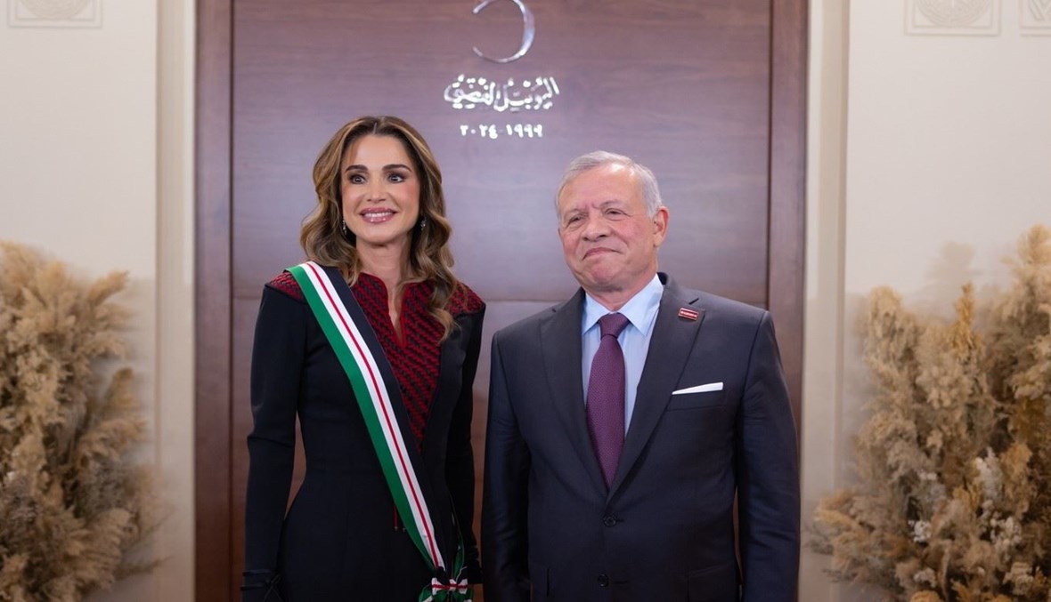 بالصور- الملكة رانيا تتلقّى وسام النهضة المرصّع من العاهل الأردني: محظوظة أنا بثقتك