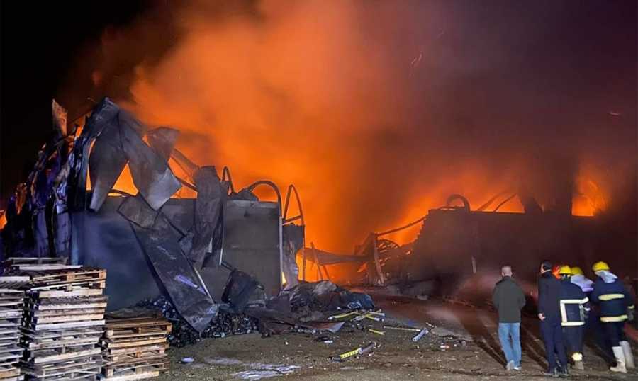 بالفيديو - حريق هائل يلتهم أحد أسواق العراق!