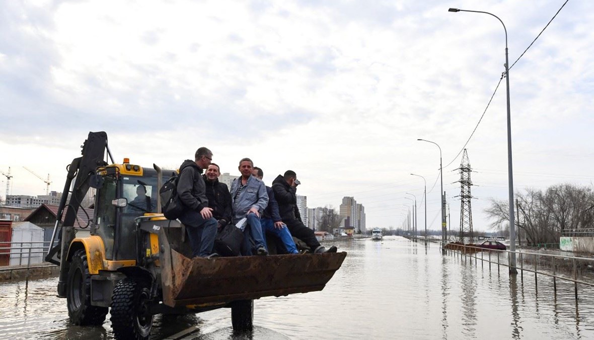 إجلاء جماعي في مدينة روسية بسبب ارتفاع منسوب مياه الفيضانات (صور)