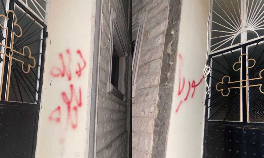 "لا اله الا الله وكلمة سوريا" على حائط كنيسة في الضنية