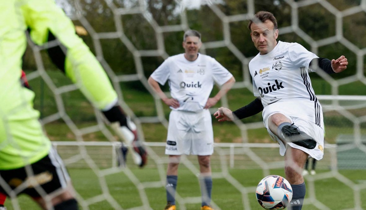 هدف جديد... ماكرون يستعرض مهاراته في كرة القدم (صورة)