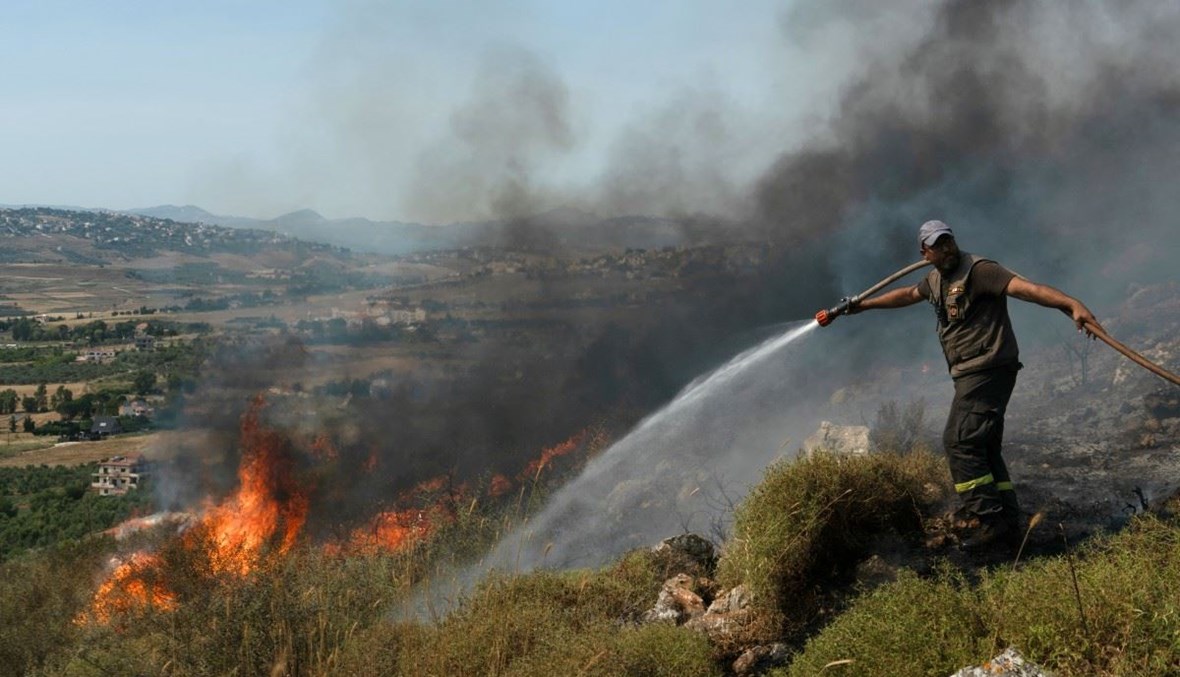 إسرائيل تواصل ممارسة سياسة الأرض المحروقة في جنوب لبنان... رشّ مادّة المازوت لإشعال النار بالأحراج المتاخمة للخط الأزرق