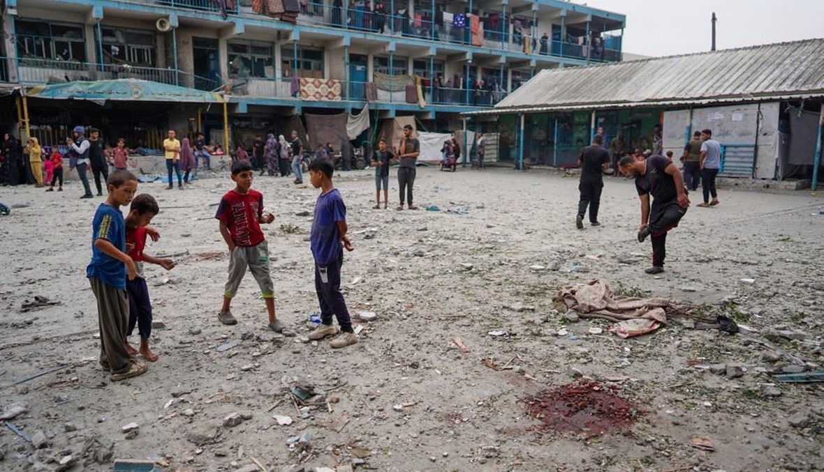 "لماذا يقصفوننا؟"... نازحون غزيون مصدومون بعد استهداف مدرسة للأونروا