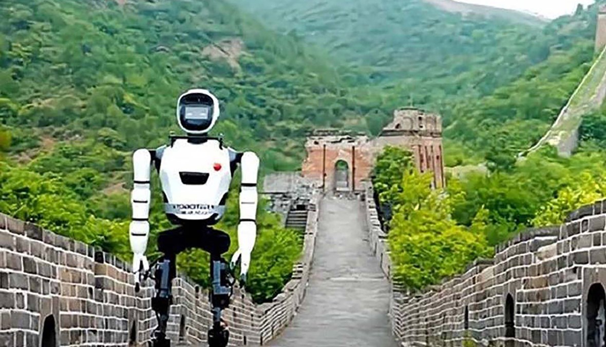 أول روبوت يمشي على سور الصين العظيم (فيديو)