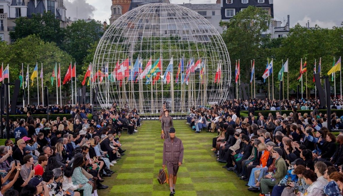 فاريل وليامز يفتتح أسبوع الموضة في باريس بعرض لـ"لوي فيتون" بمقرّ "اليونسكو" (صور)