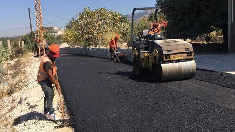 حميّة يبشّر بعودة الزفت: الدولة ستموّل صيانة الطرقات