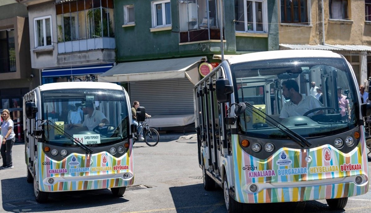 حافلات كهربائيّة صغيرة تغضب سكان جزر قبالة إسطنبول... "شوارعنا مخصّصة للمشاة"