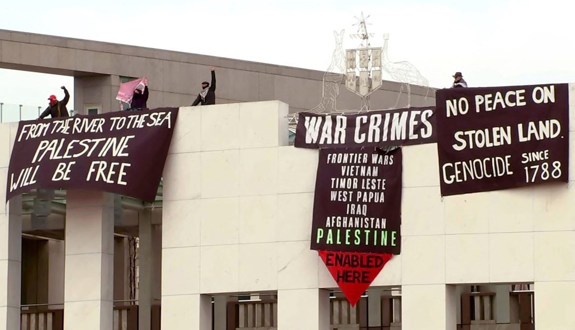 "جرائم حرب"... ناشطون مؤيدون للفلسطينيين يرفعون لافتات فوق البرلمان الأوسترالي (صور)