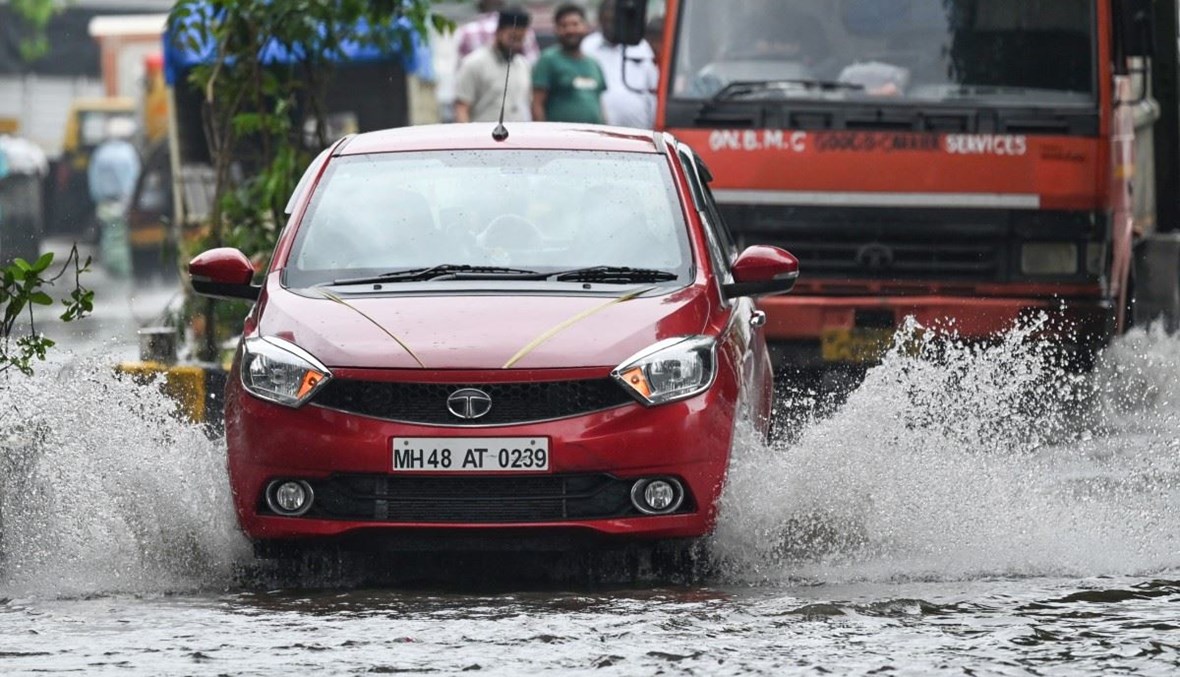 عشرة قتلى في الهند صعقاً بالبرق وفيضانات في بومباي