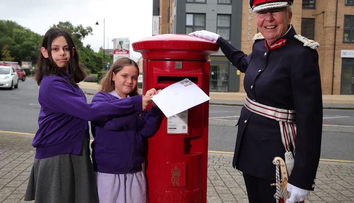 رسائل إلى تشارلز... بريطانيا تكشف عن أوّل صندوق بريد أحمر يحمل رمز الملك (صور)