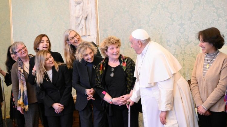 البابا يدعو للإصغاء إلى النساء اللواتي يعانين غالباً من عدم الإقرار بدورهن