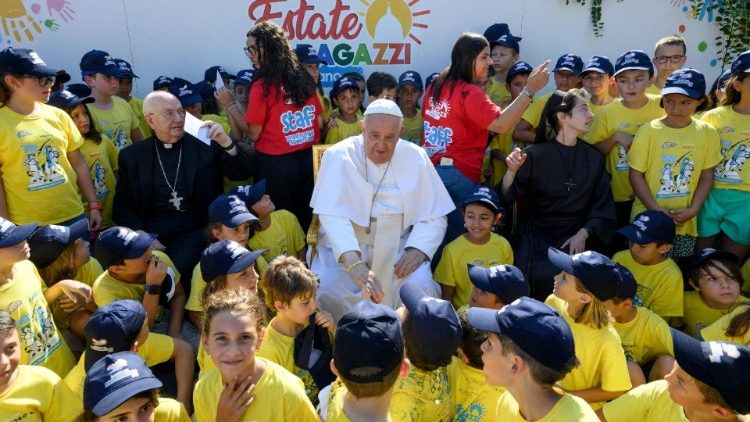 البابا فرنسيس يزور المركز الصيفي للأطفال والفتية في الفاتيكان