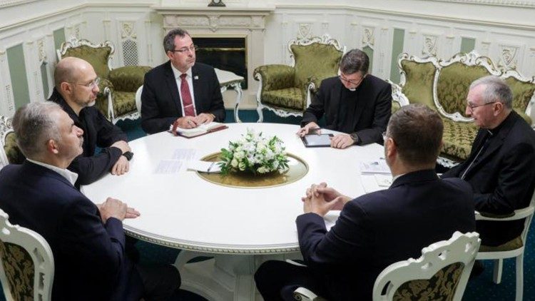 الكاردينال بارولين يلتقي في أوكرانيا رئيسَي الحكومة والبرلمان ويزور كنيسة القديس نيقولا في كييف
