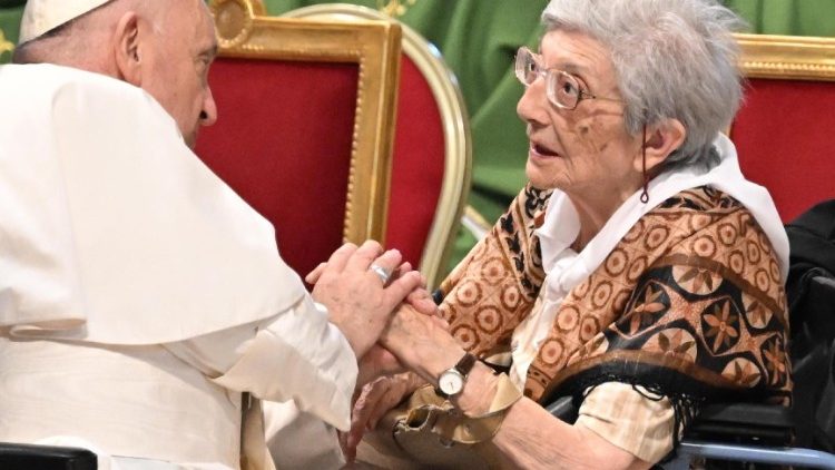 البابا فرنسيس يقول إن مجتمعاً أخوياً يُبنى من خلال ميثاق جديد بين الشبان والمسنين
