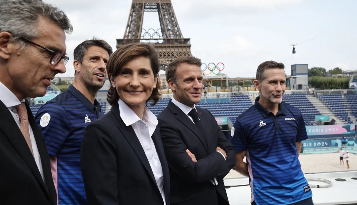 قبلة وزيرة الرياضة الفرنسية لـ إيمانويل ماكرون ما زالت تثير الجدل (صور)