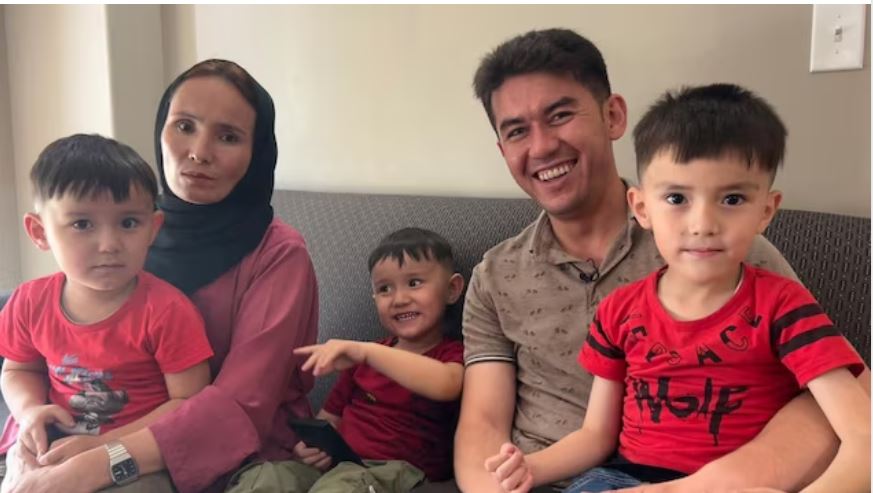 أسرة أفغانية تصل إلى كندا بعد خوف من أن تُرحّل إلى بلادها