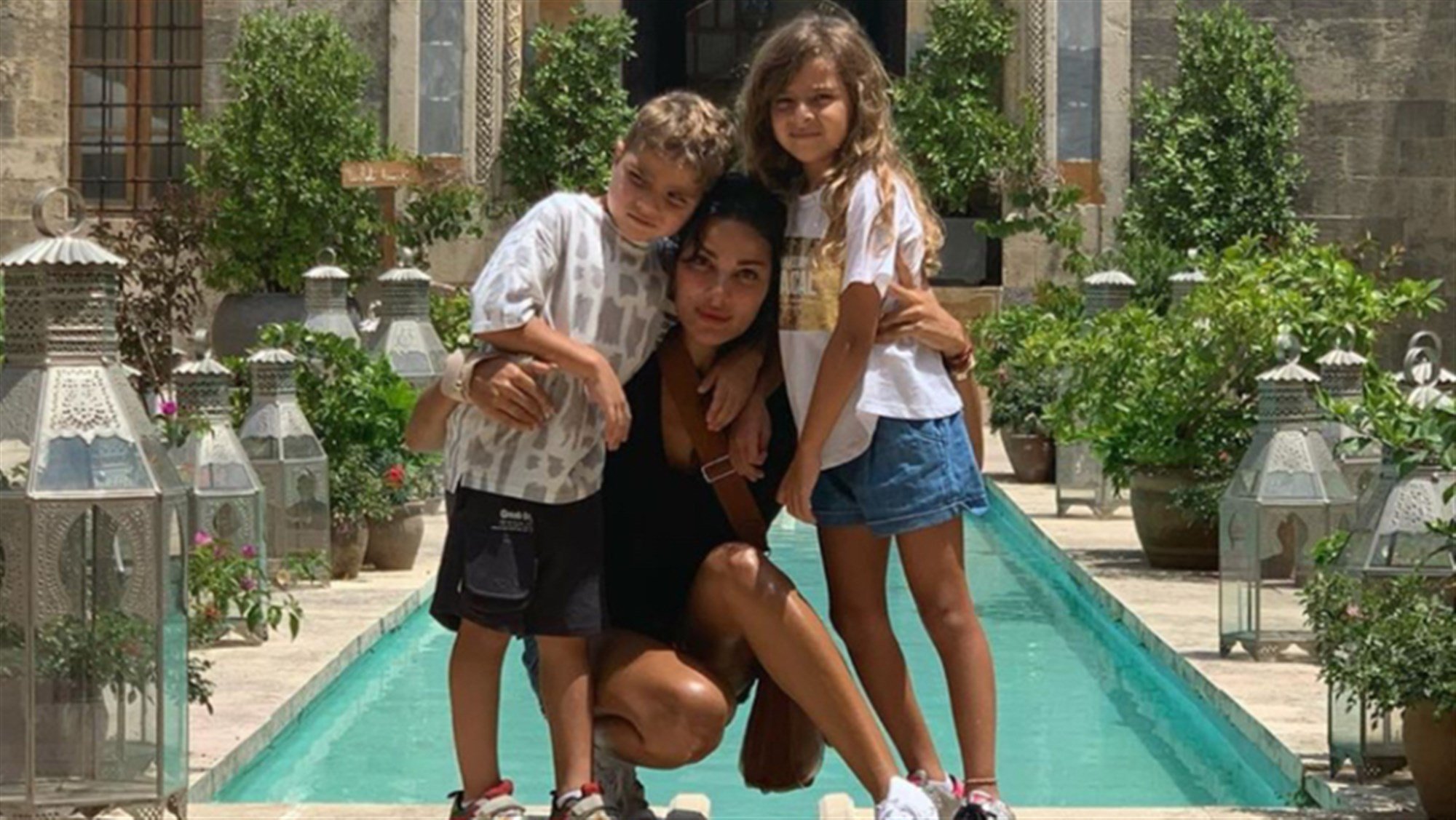 نادين نسيب نجيم مع طفليها في يوم سياحي في الشوف