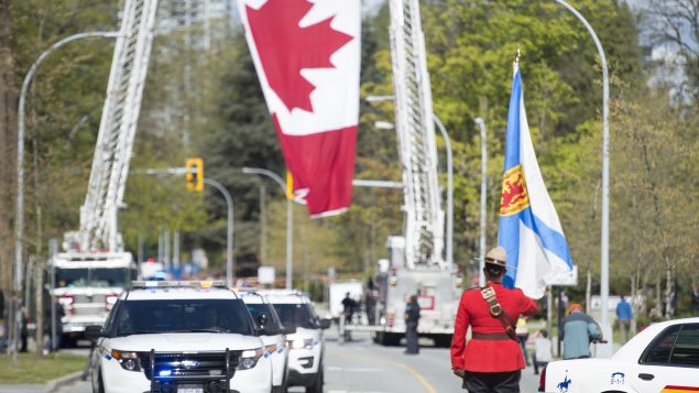 الشرطة الملكيّة الكنديّة : صياغة سياسة لنظام إنذارات الطوارئ الكندي