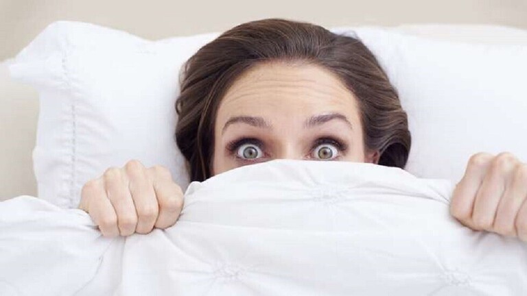 علامة تحذير يصدرها شريكك عند النوم قد تدل على إصابته بالخرف