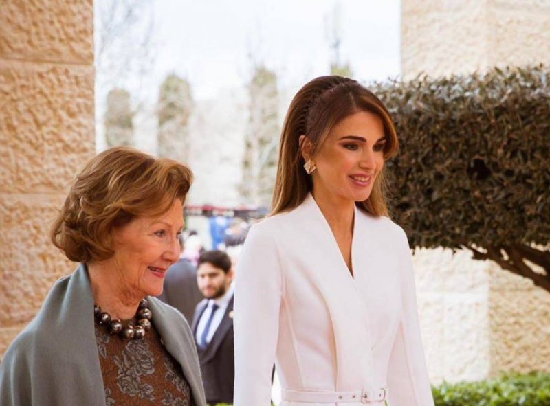 الملكة رانيا تتألق بالأبيض خلال مهمة رسمية في الأردن